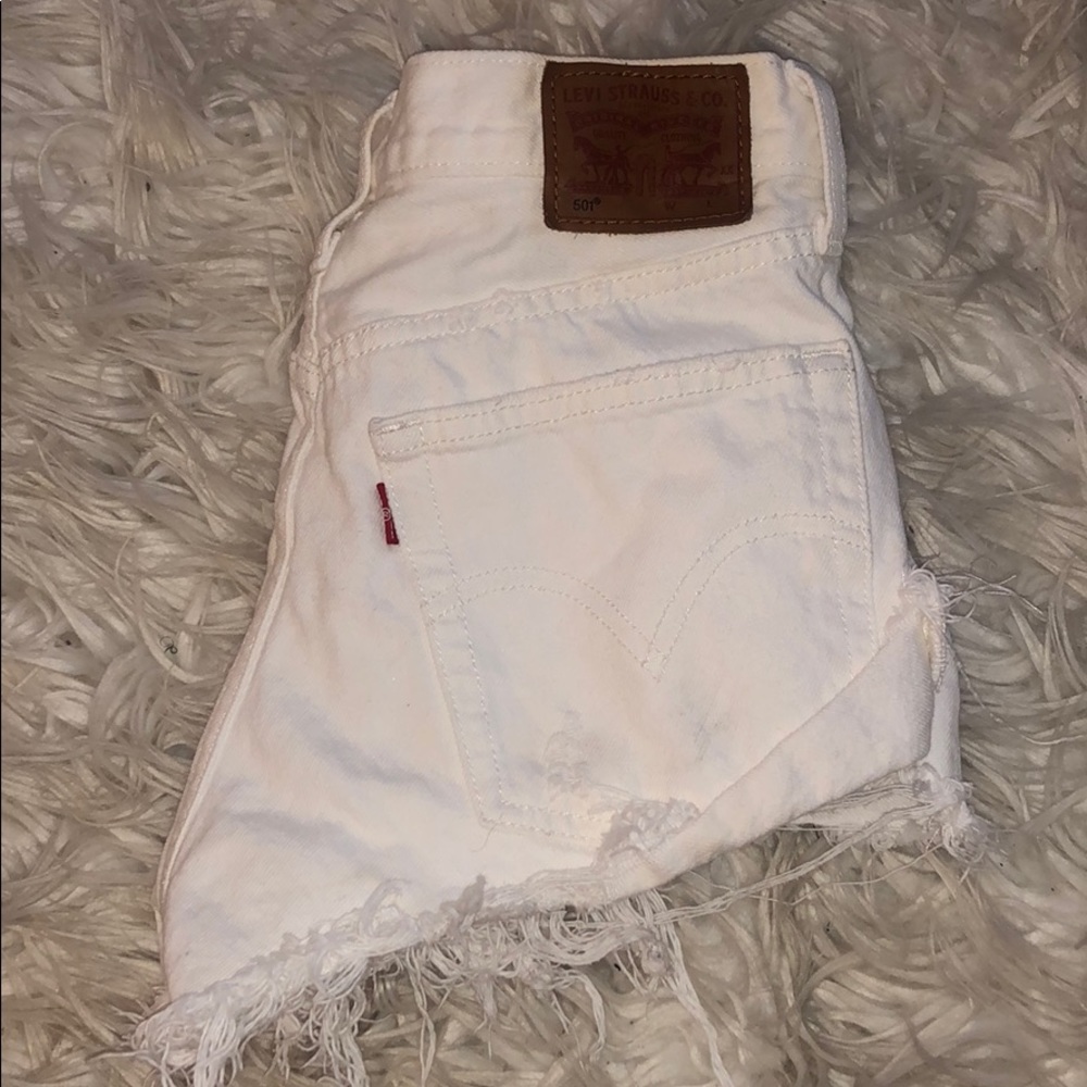 WHITE LEVI SHORT SHORTS
